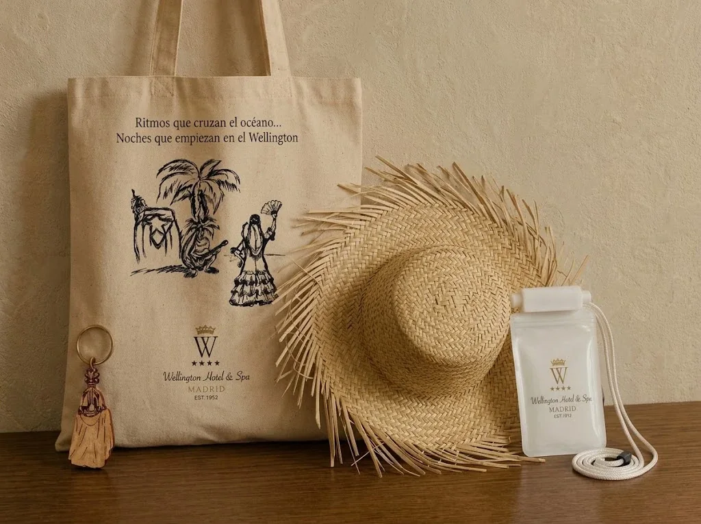 [FOTO KIT WELLINGTON] Bolsas de algodón, abanico, cámara y llaveros del kit Hotel Wellington Madrid