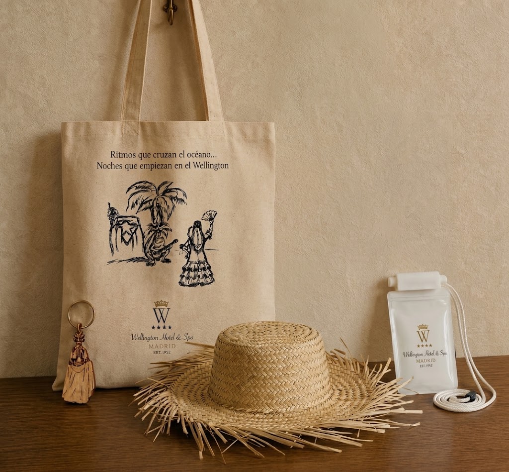 [FOTO KIT WELLINGTON] Bolsas de algodón, abanico, cámara y llaveros del kit Hotel Wellington Madrid